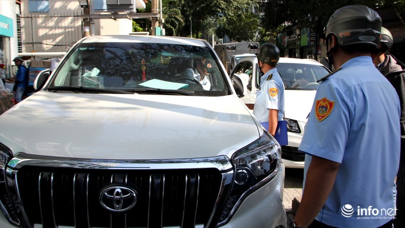 Quận 1 phá sạch bậc lên xuống, bồn cây, chướng ngại vật lấn chiếm vỉa hè - ảnh 5