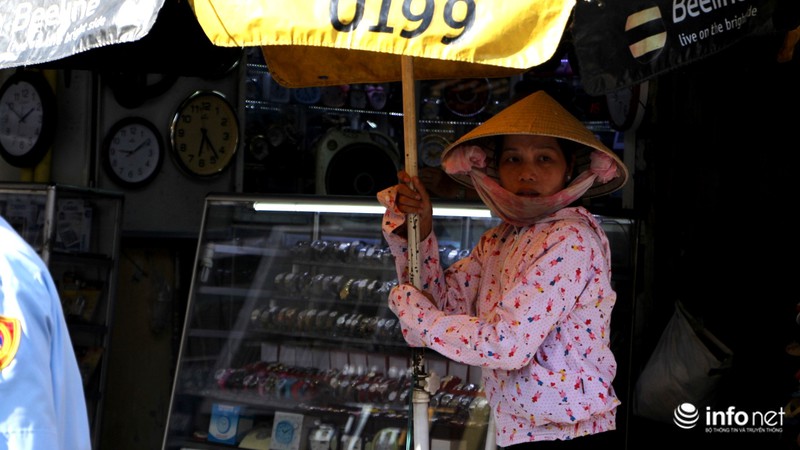 Quận 1 phá sạch bậc lên xuống, bồn cây, chướng ngại vật lấn chiếm vỉa hè - ảnh 7