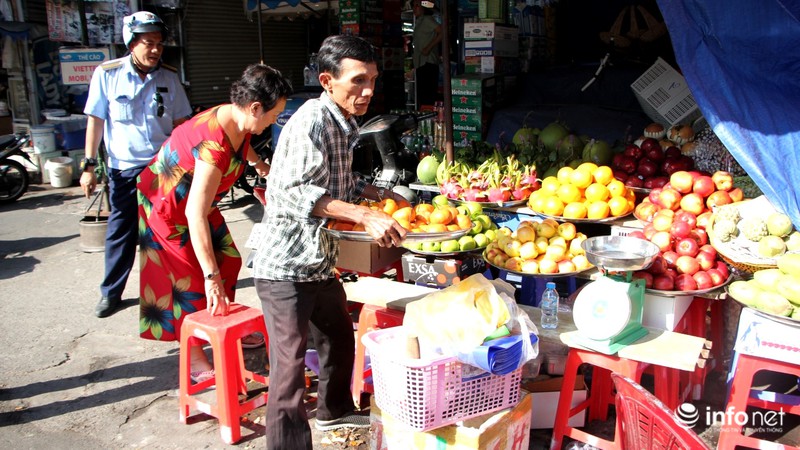 Quận 1 phá sạch bậc lên xuống, bồn cây, chướng ngại vật lấn chiếm vỉa hè - ảnh 8