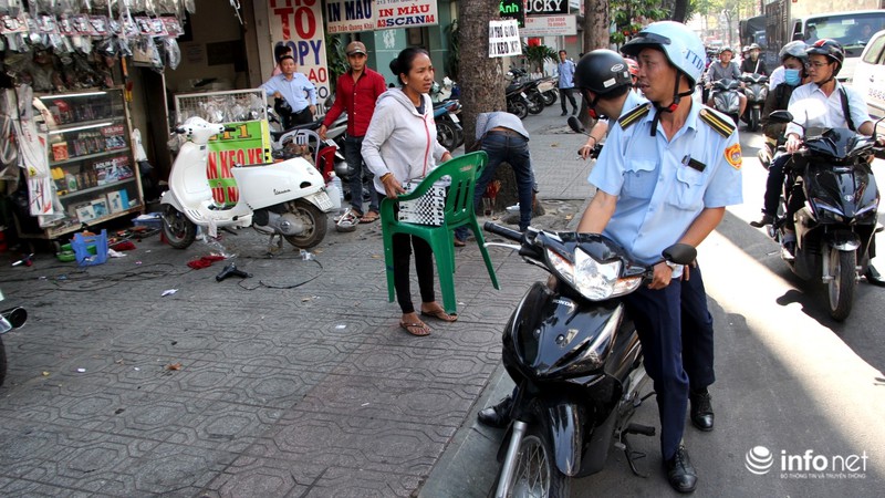 Quận 1 phá sạch bậc lên xuống, bồn cây, chướng ngại vật lấn chiếm vỉa hè - ảnh 11