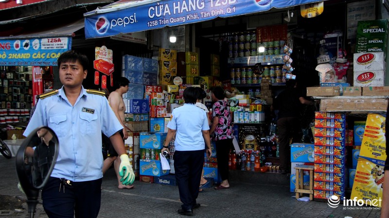 Quận 1 phá sạch bậc lên xuống, bồn cây, chướng ngại vật lấn chiếm vỉa hè - ảnh 13