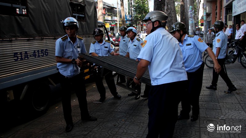 Quận 1 phá sạch bậc lên xuống, bồn cây, chướng ngại vật lấn chiếm vỉa hè - ảnh 16