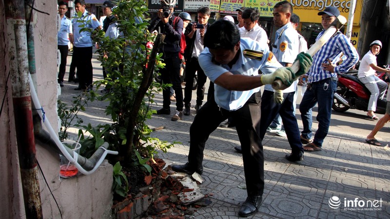 Quận 1 phá sạch bậc lên xuống, bồn cây, chướng ngại vật lấn chiếm vỉa hè - ảnh 22