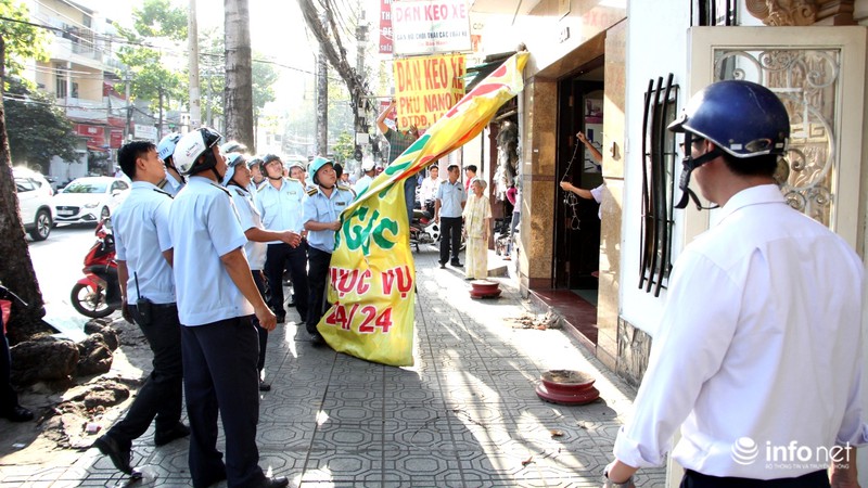 Quận 1 phá sạch bậc lên xuống, bồn cây, chướng ngại vật lấn chiếm vỉa hè - ảnh 23