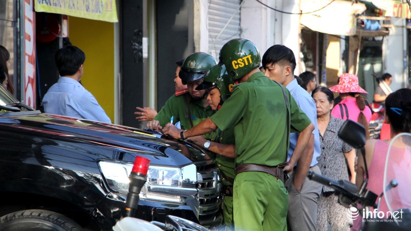 Quận 1 phá sạch bậc lên xuống, bồn cây, chướng ngại vật lấn chiếm vỉa hè - ảnh 25