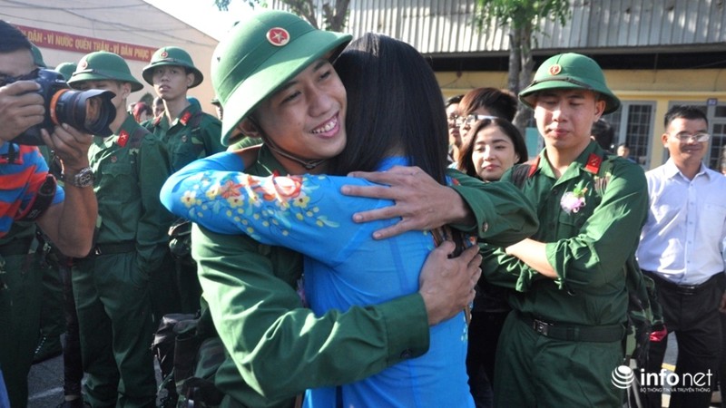 TP.HCM: Xúc động hình ảnh cha mẹ ôm chặt các con trước giờ nhập ngũ - ảnh 12