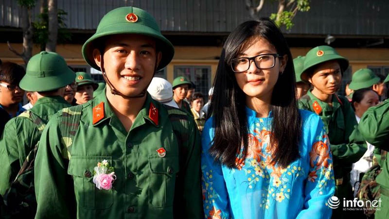 TP.HCM: Xúc động hình ảnh cha mẹ ôm chặt các con trước giờ nhập ngũ - ảnh 13