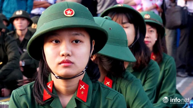 TP.HCM: Xúc động hình ảnh cha mẹ ôm chặt các con trước giờ nhập ngũ - ảnh 7