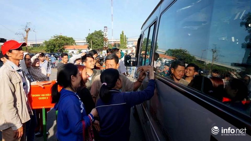 TP.HCM: Xúc động hình ảnh cha mẹ ôm chặt các con trước giờ nhập ngũ - ảnh 18