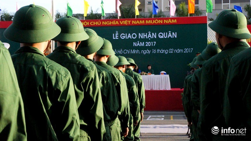 TP.HCM: Xúc động hình ảnh cha mẹ ôm chặt các con trước giờ nhập ngũ - ảnh 4