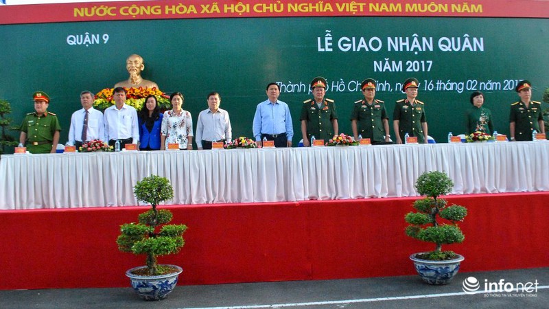 TP.HCM: Xúc động hình ảnh cha mẹ ôm chặt các con trước giờ nhập ngũ - ảnh 1