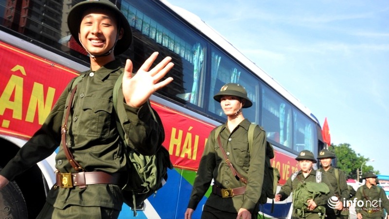 TP.HCM: Xúc động hình ảnh cha mẹ ôm chặt các con trước giờ nhập ngũ - ảnh 14