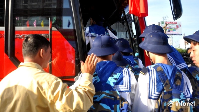TP.HCM: Xúc động hình ảnh cha mẹ ôm chặt các con trước giờ nhập ngũ - ảnh 15