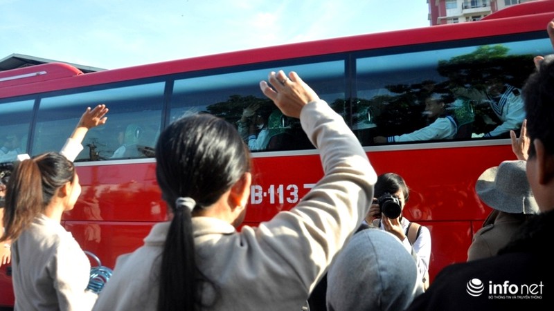 TP.HCM: Xúc động hình ảnh cha mẹ ôm chặt các con trước giờ nhập ngũ - ảnh 16