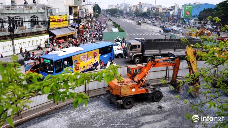 TP.HCM: Ngã tư An Sương kẹt xe kinh hoàng trong ngày đầu thi công - ảnh 1