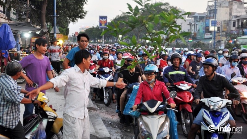 TP.HCM: Ngã tư An Sương kẹt xe kinh hoàng trong ngày đầu thi công - ảnh 8