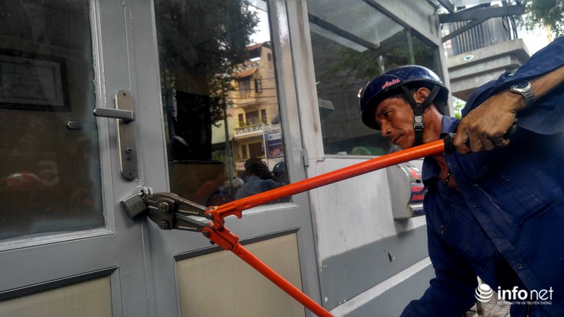 Quận 1 tiếp tục cẩu xe biển xanh 80B, phá nhà công vụ lấn chiếm vỉa hè - ảnh 1
