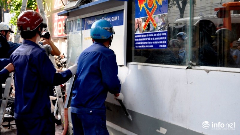 Quận 1 tiếp tục cẩu xe biển xanh 80B, phá nhà công vụ lấn chiếm vỉa hè - ảnh 3