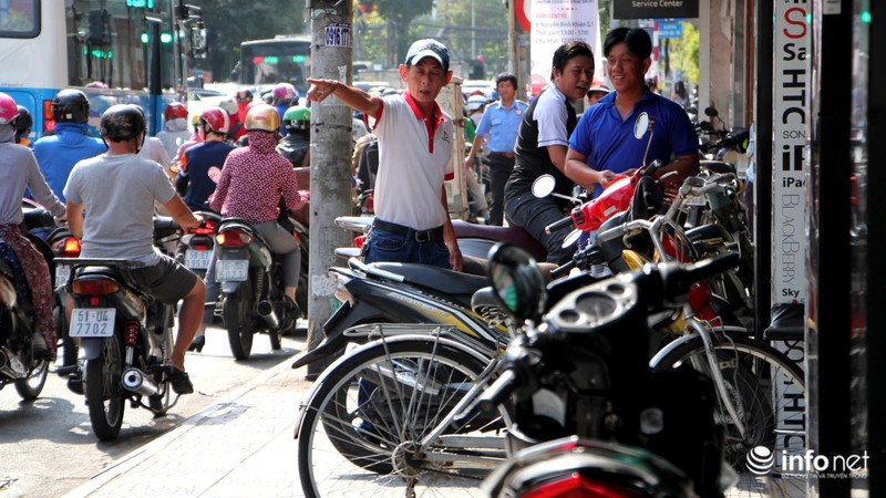 Quận 1 tiếp tục xử lý lấn chiếm vỉa hè lúc vắng bóng ông Đoàn Ngọc Hải - ảnh 5