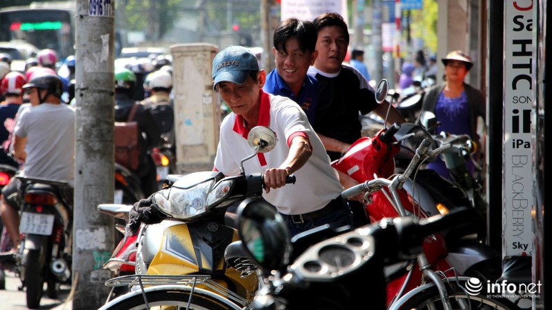 Quận 1 tiếp tục xử lý lấn chiếm vỉa hè lúc vắng bóng ông Đoàn Ngọc Hải - ảnh 7