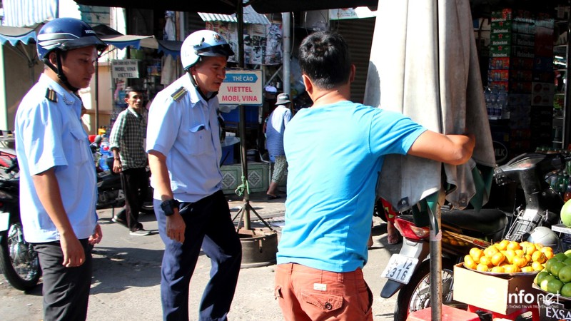 Muôn cách phản ứng của người dân khi bị xử lý vì lấn chiếm vỉa hè - ảnh 13