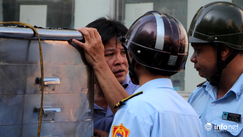 Muôn cách phản ứng của người dân khi bị xử lý vì lấn chiếm vỉa hè - ảnh 14