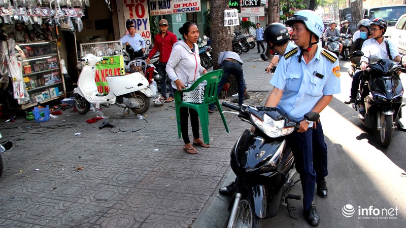 Muôn cách phản ứng của người dân khi bị xử lý vì lấn chiếm vỉa hè - ảnh 15