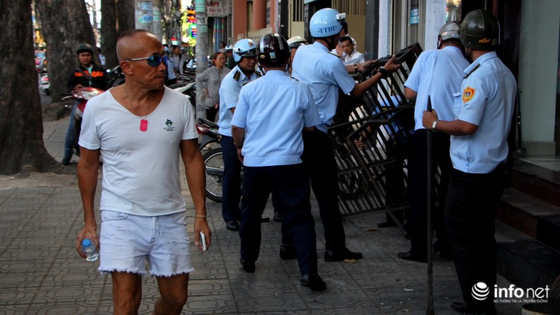 Muôn cách phản ứng của người dân khi bị xử lý vì lấn chiếm vỉa hè - ảnh 16