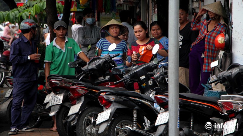 Muôn cách phản ứng của người dân khi bị xử lý vì lấn chiếm vỉa hè - ảnh 4