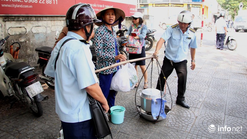 Muôn cách phản ứng của người dân khi bị xử lý vì lấn chiếm vỉa hè - ảnh 7
