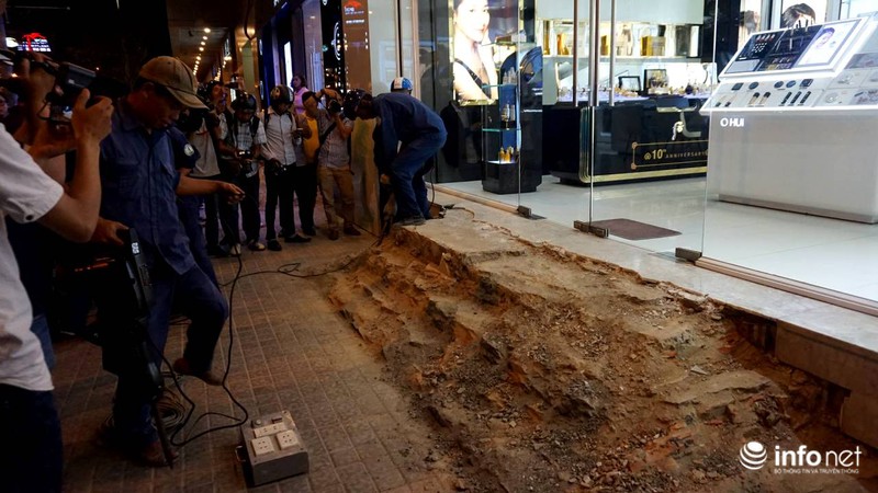 Quận 1: Phá bậc tam cấp khách sạn New World, nhổ bật cây trước quán Starbucks - ảnh 3