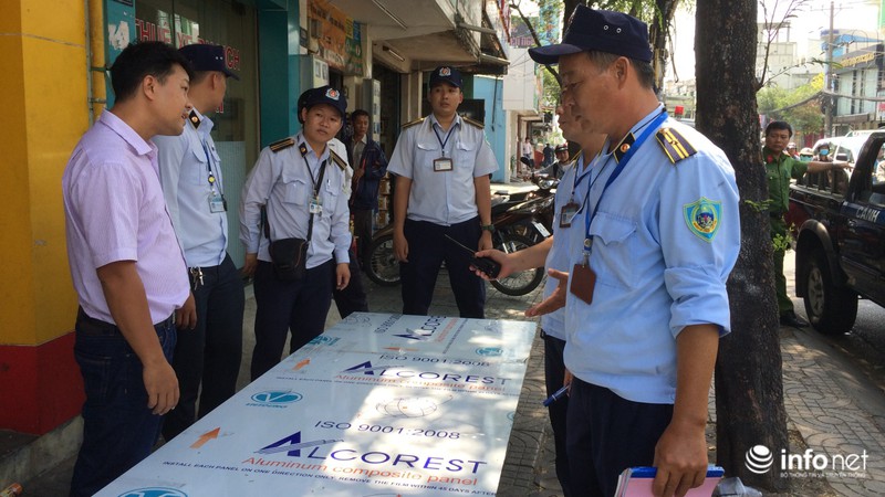 TP.HCM: Phó chủ tịch quận Tân Bình xuống đường xử lý lấn chiếm vỉa hè - ảnh 1