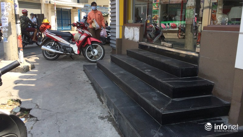 TP.HCM: Phó chủ tịch quận Tân Bình xuống đường xử lý lấn chiếm vỉa hè - ảnh 3