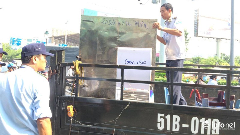 TP.HCM: Phó chủ tịch quận Tân Bình xuống đường xử lý lấn chiếm vỉa hè - ảnh 5