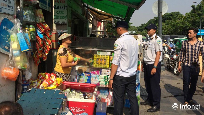 TP.HCM: Phó chủ tịch quận Tân Bình xuống đường xử lý lấn chiếm vỉa hè - ảnh 6