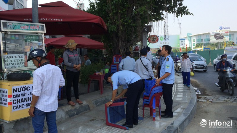 TP.HCM: Phó chủ tịch quận Tân Bình xuống đường xử lý lấn chiếm vỉa hè - ảnh 7