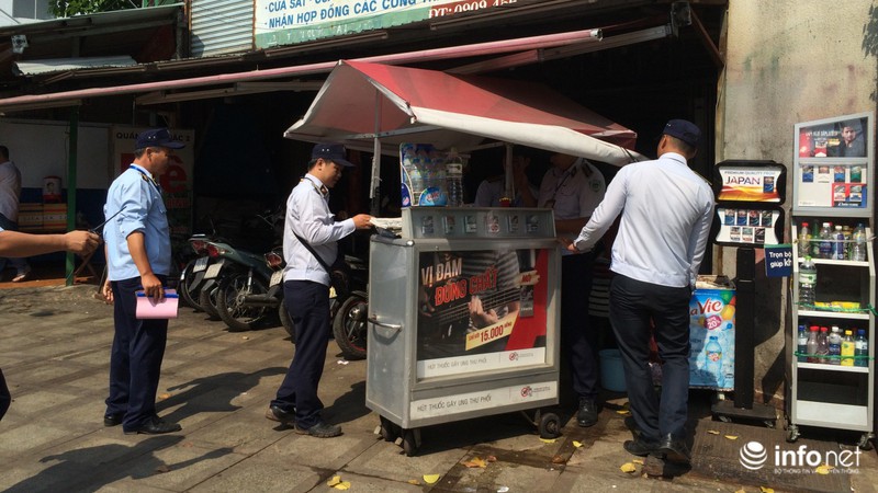 TP.HCM: Phó chủ tịch quận Tân Bình xuống đường xử lý lấn chiếm vỉa hè - ảnh 8