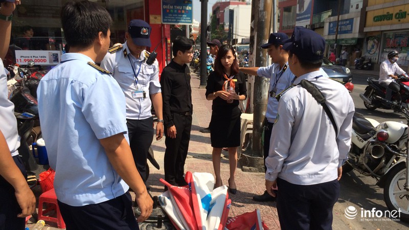 TP.HCM: Phó chủ tịch quận Tân Bình xuống đường xử lý lấn chiếm vỉa hè - ảnh 9