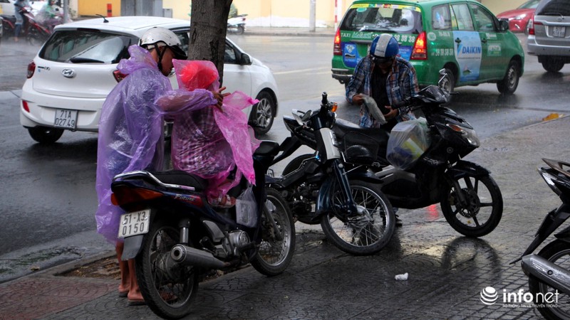 TP.HCM: Trời tối sầm, mưa gió như trút giữa trưa - ảnh 3
