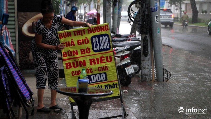 TP.HCM: Trời tối sầm, mưa gió như trút giữa trưa - ảnh 11
