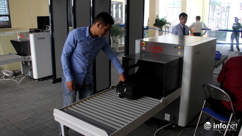 Ra vào UBND TP.HCM phải đi qua cổng kiểm tra an ninh - ảnh 2