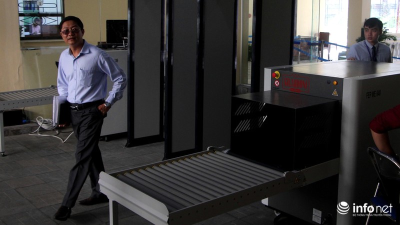 Ra vào UBND TP.HCM phải đi qua cổng kiểm tra an ninh - ảnh 3