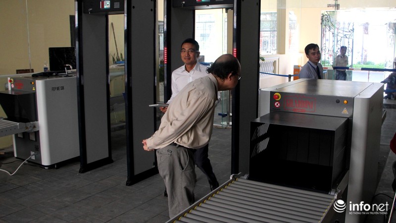 Ra vào UBND TP.HCM phải đi qua cổng kiểm tra an ninh - ảnh 4