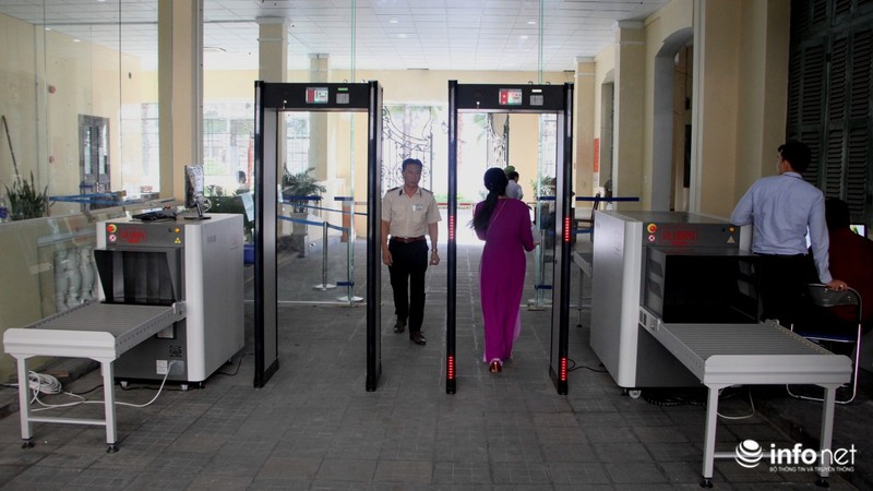 Ra vào UBND TP.HCM phải đi qua cổng kiểm tra an ninh - ảnh 1