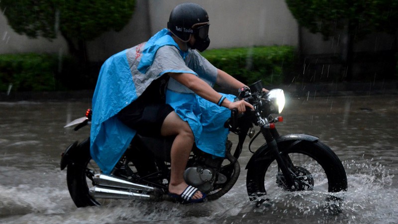 Mưa tầm tã 4h liên tục, người dân TP.HCM lại oằn mình chịu ngập - ảnh 4