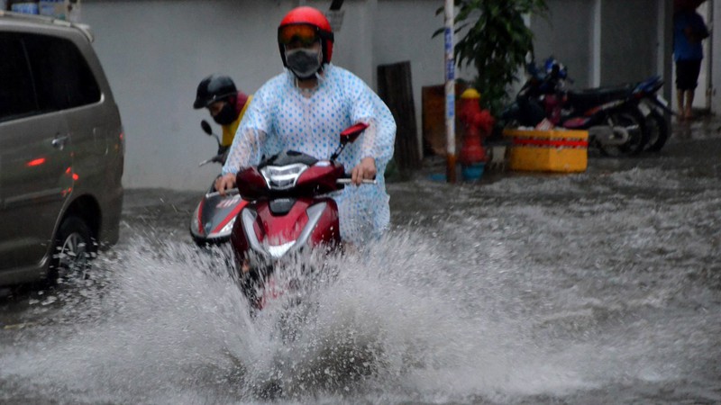 Mưa tầm tã 4h liên tục, người dân TP.HCM lại oằn mình chịu ngập - ảnh 9