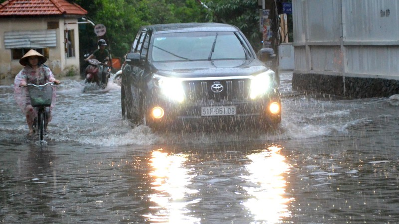 Mưa tầm tã 4h liên tục, người dân TP.HCM lại oằn mình chịu ngập - ảnh 5