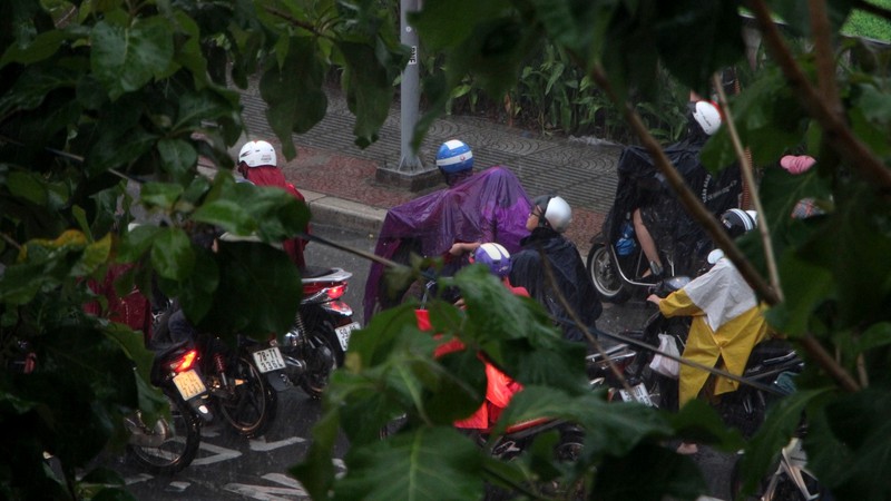 Mưa tầm tã 4h liên tục, người dân TP.HCM lại oằn mình chịu ngập - ảnh 2