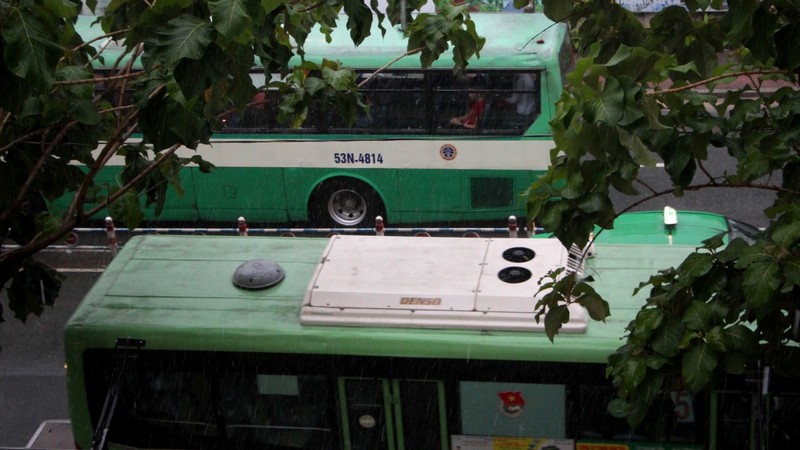 Mưa tầm tã 4h liên tục, người dân TP.HCM lại oằn mình chịu ngập - ảnh 10