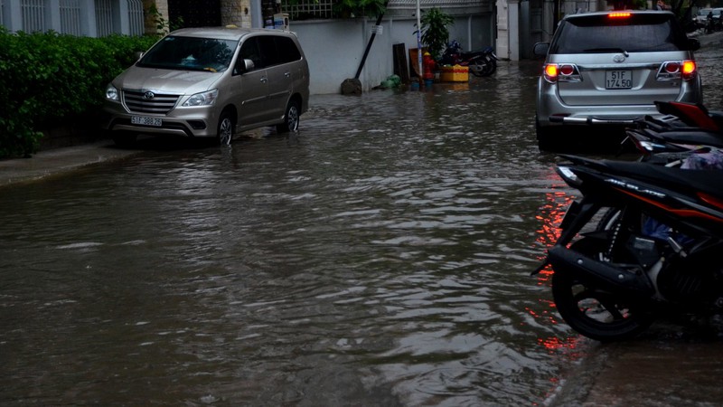 Mưa tầm tã 4h liên tục, người dân TP.HCM lại oằn mình chịu ngập - ảnh 6